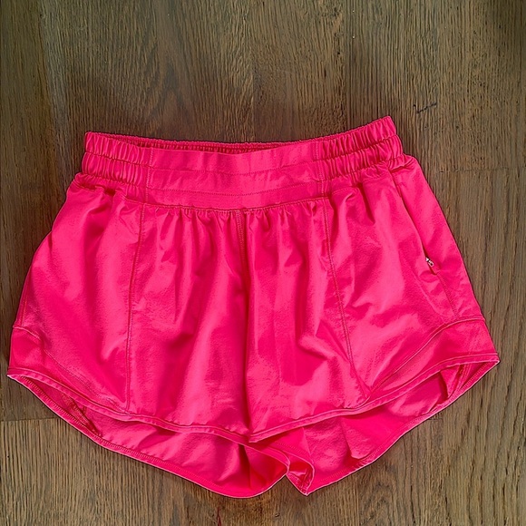 Lululemon Hotty Hot Shorts RARE- Lip gloss size 4 - Picture 3 of 5